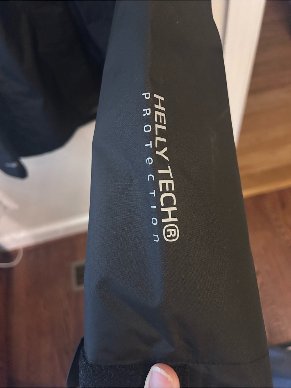 Helly Hansen Women's Black Rain Jacket (NWT) - Picture 4 of 8